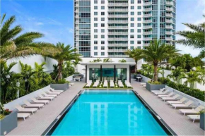 Tropical Urban Getaway w/ balcony ~ 5 mins from beach